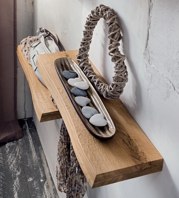 Mensole di design realizzate in legno massello di castagno scortecciato con  installazione a scomparsa